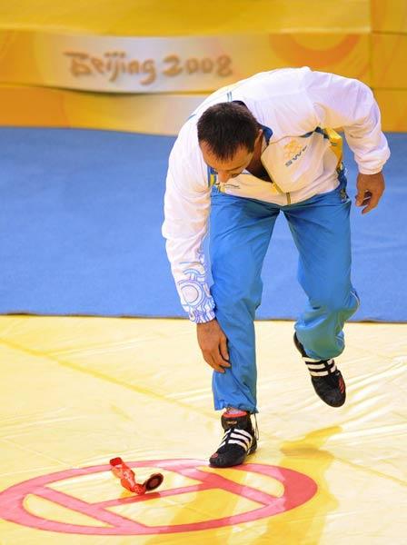 Swedish wrestler Ara Abrahamian placed his bronze medal onto the floor immediately after it was placed around his neck to protest his loss to Italian Andrea Minguzzi in the semifinals of the men's 84kg Greco-Roman wrestling event. He was subsequently disqualified by the IOC.