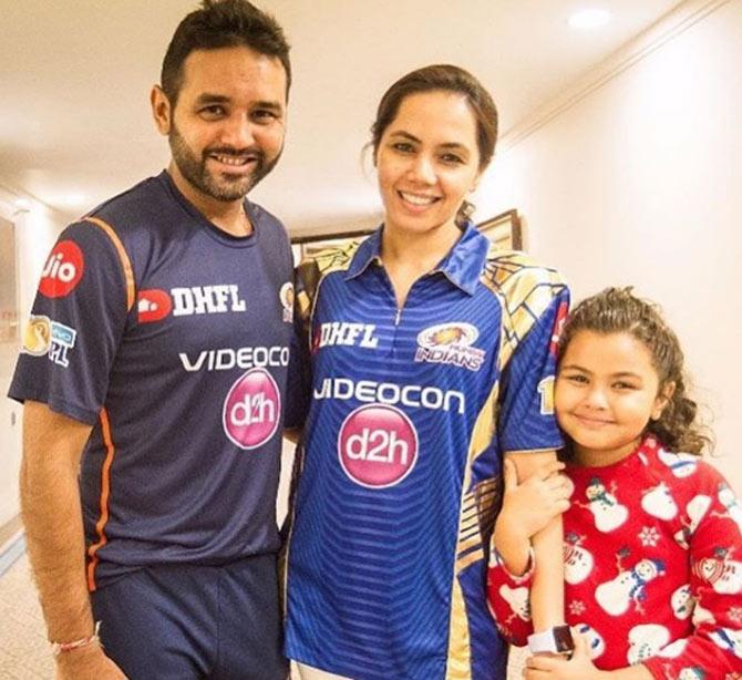 Parthiv Patel posted this picture with wife Avnee and daughter Venika in their Mumbai Indians avatar