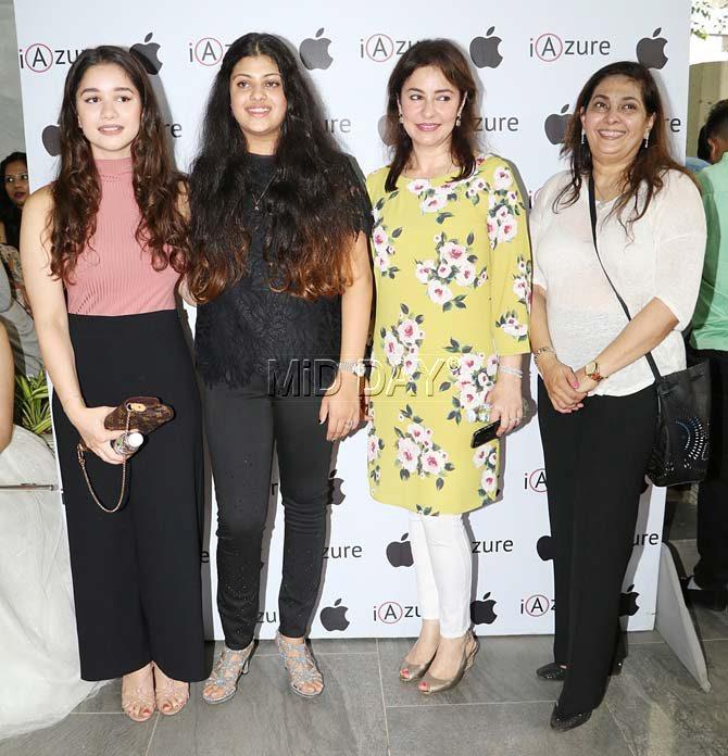Anjali Tendulkar with her daughter Sara Tendulkar look absolutely stunning as they pose for pictures