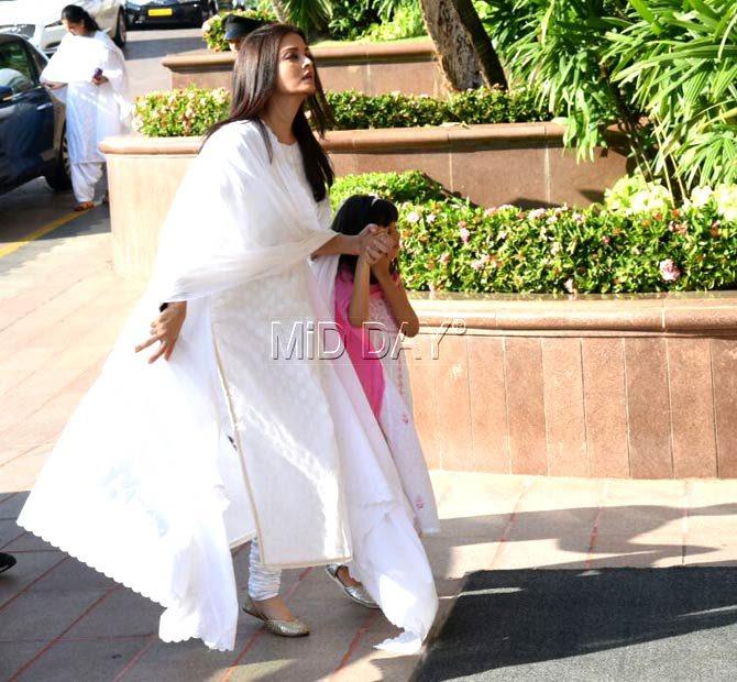 Aishwarya Rai Bachchan with daughter Aaradhya Bachchan arrive for father's prayer meet