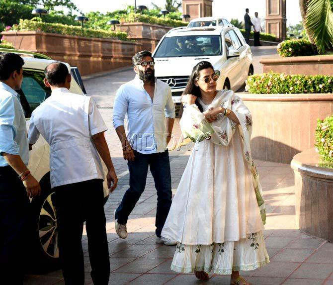 Suniel Shetty and Mana Shetty arrive Aishwarya Rai Bachchan's father's prayer meet in Bandra