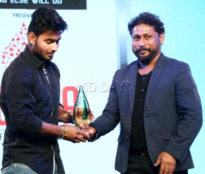 Shoojit Sircar presents the award to cricketer Rishabh Pant 