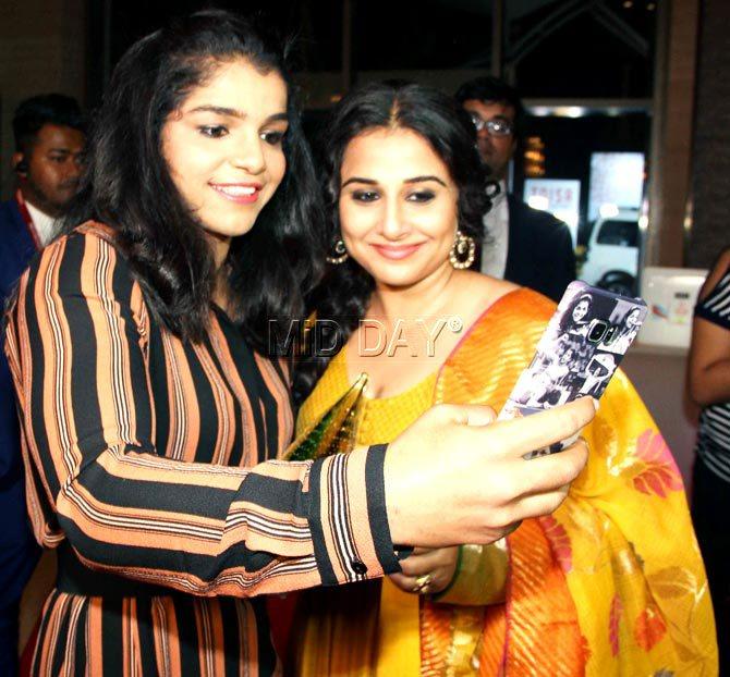 Sakshi Malik takes a selfie with Vidya Balan at a sports awards event