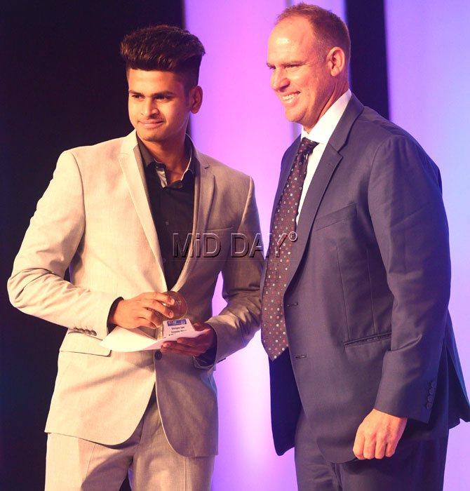 Shreyas Iyer receives the Domestic Cricketer of the Year award from Matthew Hayden