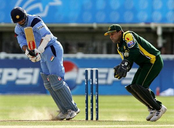 Pakistan's wicket keeper Moin Khan (R) gets struck by the ball after India's Rahul Dravid edged the ball during the ICC Championship Trophy match at Edgbaston in Birmingham 19 September 2004