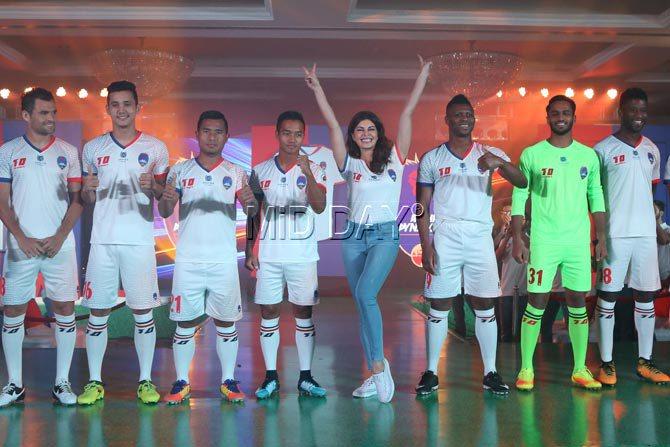 Jacqueline Fernandez poses with the ISL Delhi team