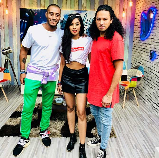 Elixir Nahar: Allow us to show you how we do' @sunneryjames & @ryanmarciano owning #vh1supersonic So much fun chatting with you #swipeleft #vh1supersonic #vh1supersonic2018 #sunneryjames #ryanmarciano #sunneryjamesandryanmarciano #elixirnahar #host #twitter #blueroom #borntotalk #pune #india #musicfestival