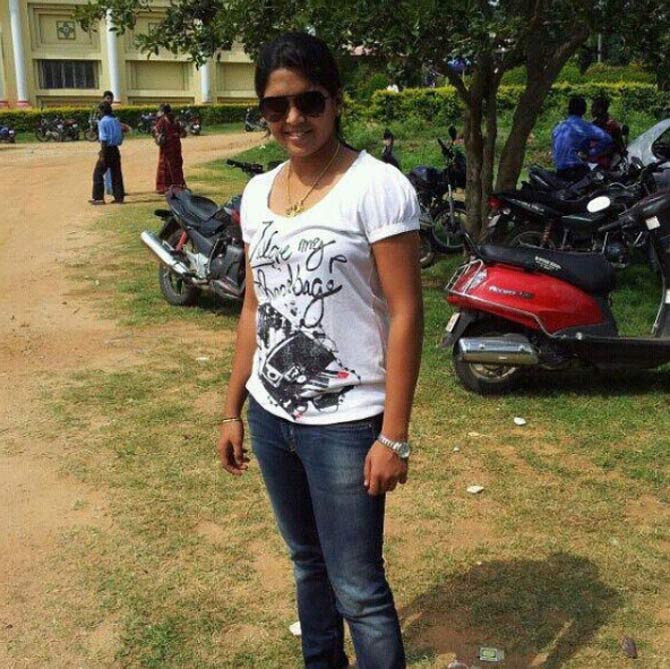 Veda Krishnamurthy: The Karnataka-born Indian batsman debuted in June 2011. In 2015, she was part of the B-grade contract list for players. In a family of four siblings, she is the youngest. At the age of 12, she attained a double black belt. Her father, a cable operator, moved to Bengaluru in order to help his daughter pursue her dreams in cricket