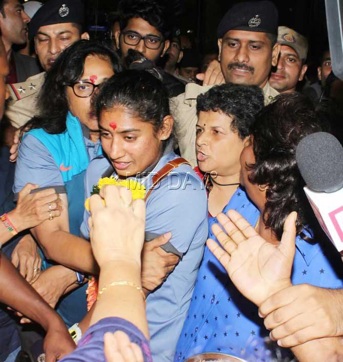 Indian women's cricket team players today arrived in Mumbai to grand welcome. Pics/Yogen Shah