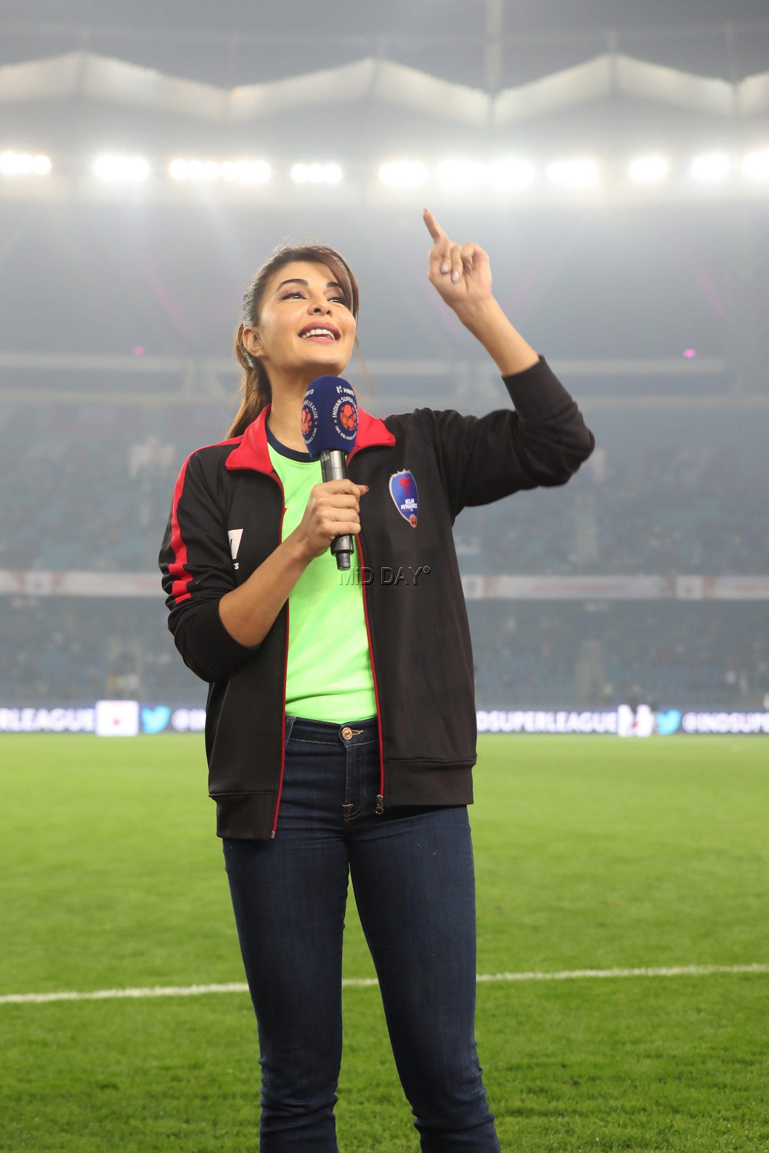 Jacqueline Fernandez addressing the crowd during the ISL match