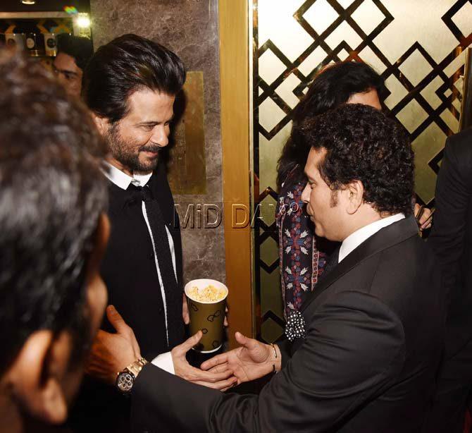 Sachin Tendulkar shakes hands with Anil Kapoor