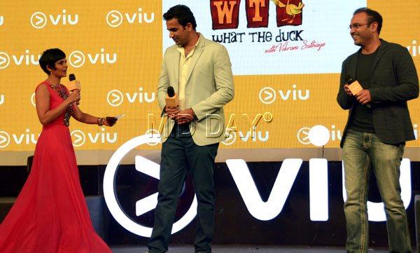 Mandira Bedi quizzes Zaheer Khan as Virender Sehwag looks on
