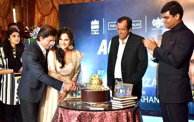 Sania Mirza and Shahrukh Khan cutting a cake during the release