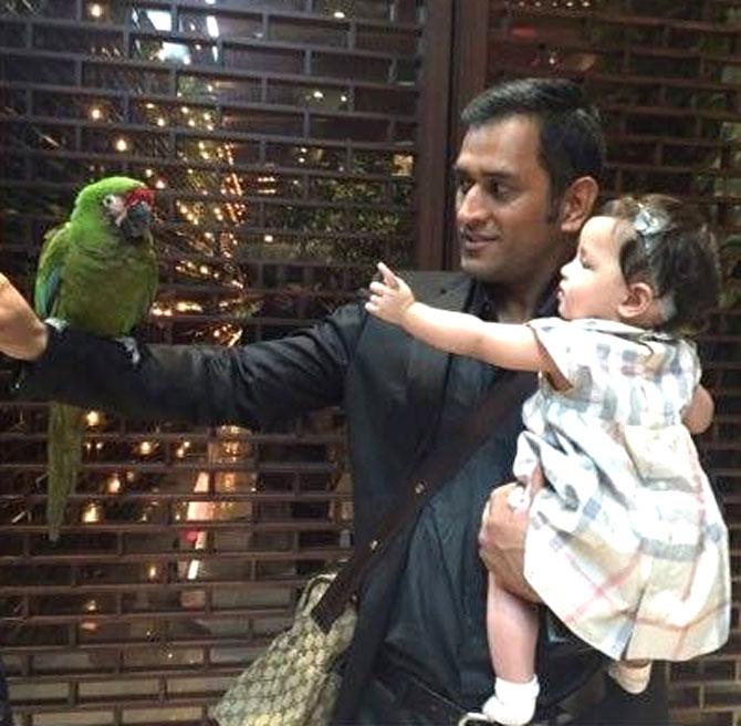 MS Dhoni clicks a selfie with daughter Ziva