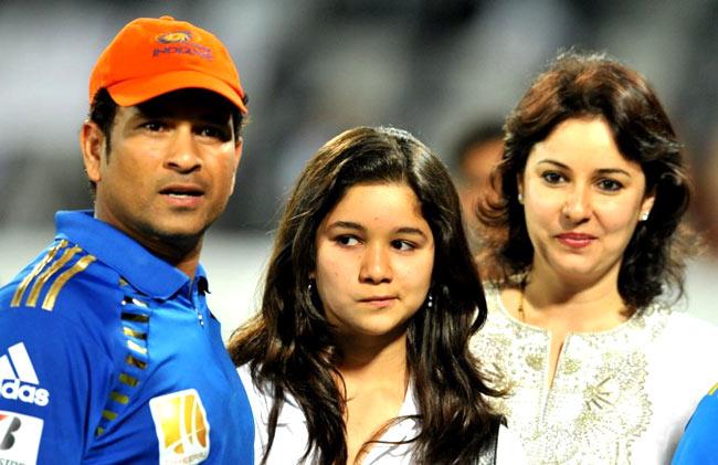 Sachin Tendulkar (L) pose with his daughter Sara (C) and wife Anjali (R) following the IPL match on April 24, 2011. Pic/ AFP