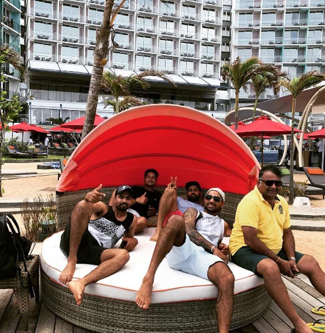 Shikhar Dhawan: Enjoying d off day with boys...Relaxing at d beach