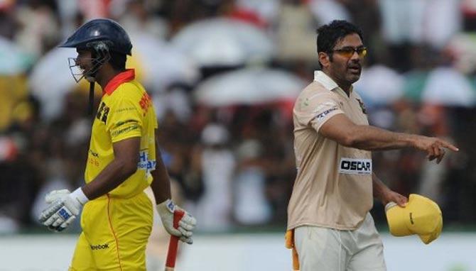 Bollywood actor Sunil Shetty (R) and Sri Lankan cricketer Kumar Sangakara are seen during a cricket match between Indian Bollywood actors and Sri Lankan cricketers during the three day International Indian Film Academy (IIFA) awards events in Colombo on June 4, 2010. 