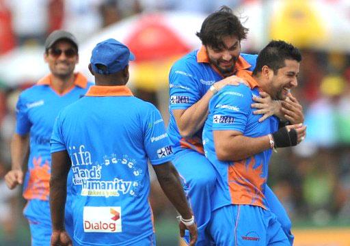 Bollywood actors Sohail Khan (2 R) and Aftab Shivadasani (R) celebrate during a cricket match between  Bollywood actors and Sri Lankan cricketers during the three-day International Indian Film Academy (IIFA) awards events in Colombo on June 4, 2010.