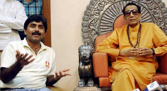 Former Pakistani cricket captain Javed Miandad (L) gestures during a meeting with Shiv Sena party chief, Bal Thackeray (R) at his residence in Bombay,in July 2004.
