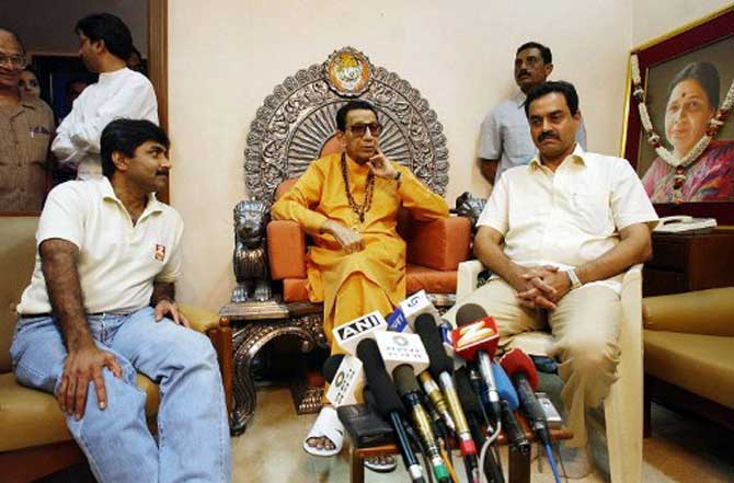 Former Pakistan cricket captain Javed Miandad (R) listens during a meeting with Shiv Sena party chief, Bal Thackeray (C) and former Indian captain Dilip Vensarkar (R) at Thackeray's residence in Bombay,in July 2004. All Pics/AFP