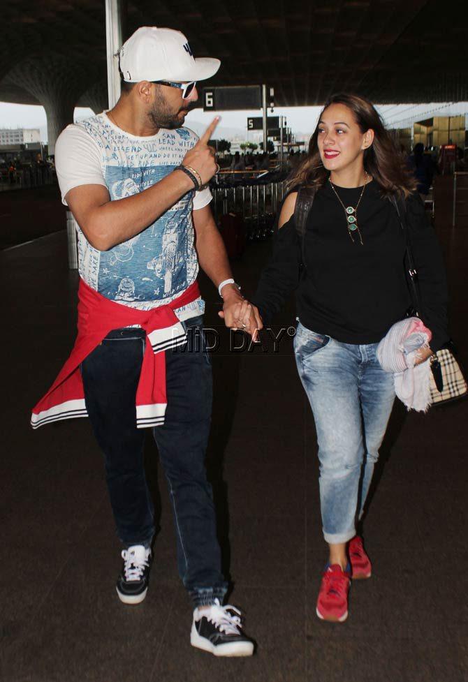 We wonder what Yuvraj Singh is telling his wife Hazel Keech