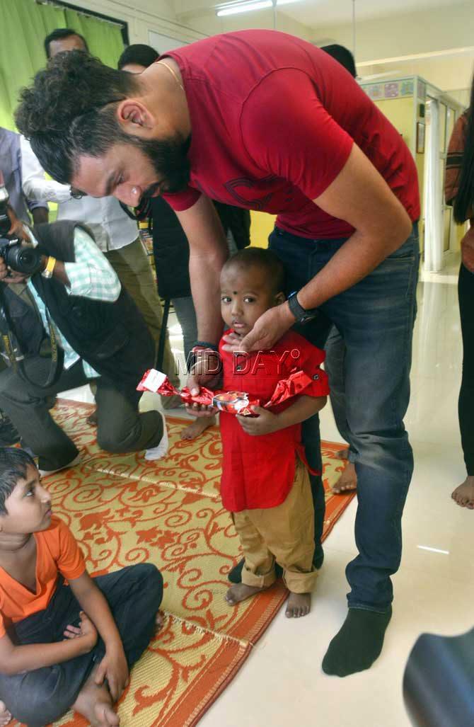Yuvi spends some precious moments with the kids. Pic/Bipin Kokate Yuvi spends some precious moments with the kids. Pic/Bipin Kokate