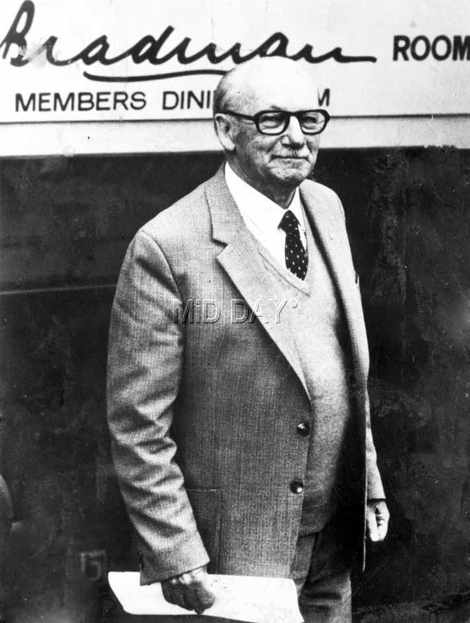Here's looking at you kid! Don Bradman smiles for the photographers