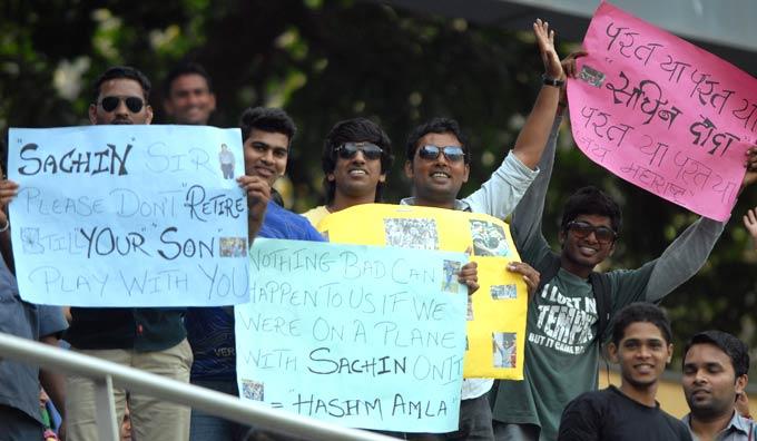 Egging him on: Fans of Sachin Tendulkar make their presence felt during a rare Rajni appearance by the legend at Wankhede Stadium in Mumbai. Pic/ Atul Kamble