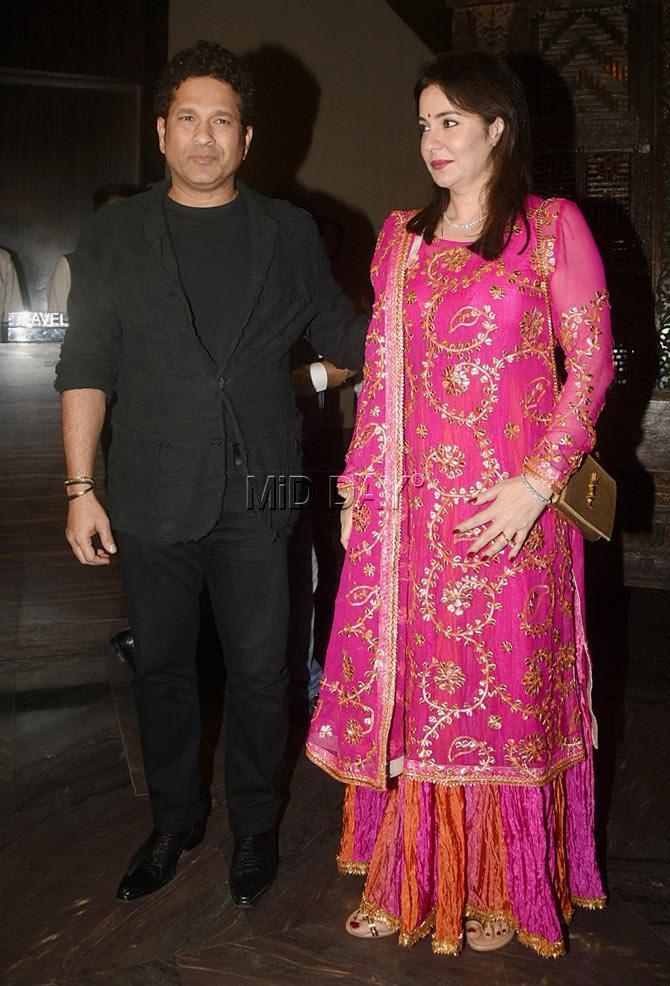 Sachin Tendulkar and Anjali Tendulkar pose for the shutterbugs at Zaheer Khan and Sagarika Ghatge`s party Sachin Tendulkar and Anjali Tendulkar pose for the shutterbugs at Zaheer Khan and Sagarika Ghatge`s party