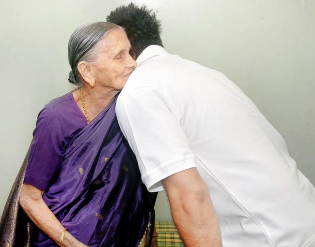 Star with a heart: Devoted fan Mary Serrao, then 86, longed to meet Sachin Tendulkar, who had just turned 36, in 2009. A month later, she got her chance at Mehboob Studio, Bandra, Mumbai, when he was shooting a commercial there. PIC/PRADEEP DHIVAR