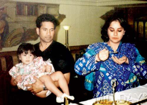 Oh baby! With Anjali and daughter Sara in a restaurant. Pic/MiD DAY Archives