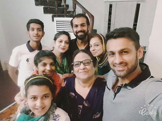 Shoaib Malik: Celebrating my nieces birthday #familytime