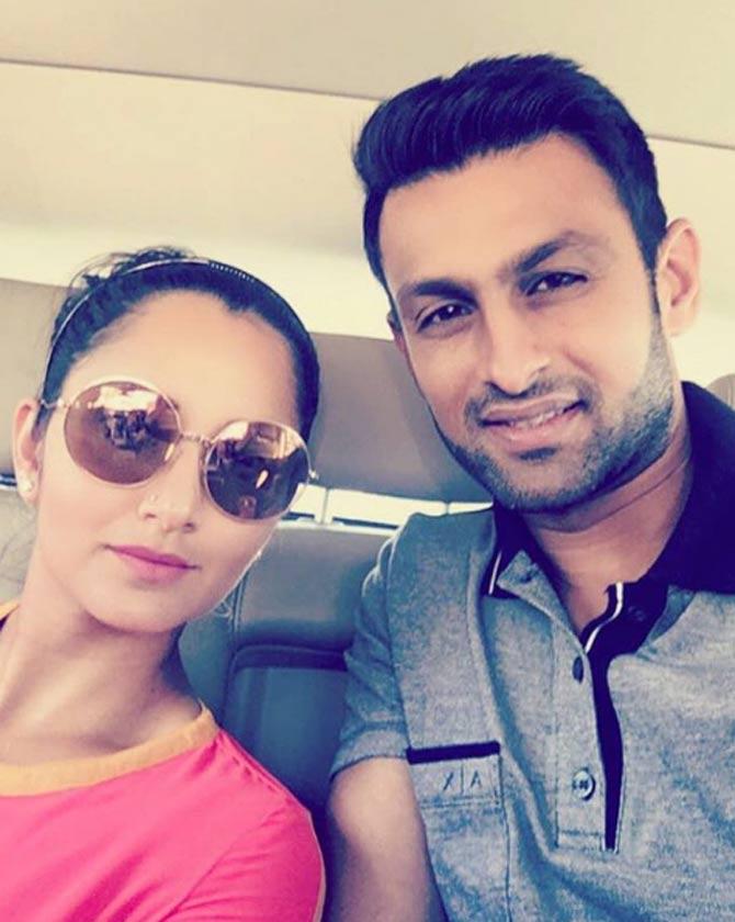 Shoaib Malik and Sania Mirza click a selfie in a car