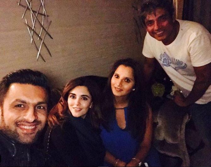 Shoaib Malik and Sania Mirza with Ajay Jadeja and a friend