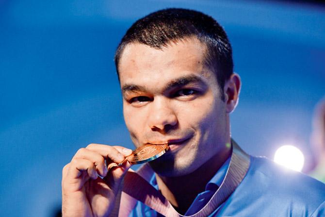 Vikas Krishan(Men's 75 kg)Asian Games gold medallist, Vikas Krishan, 26, was in top form at Gold Coast. The star pugilist dominated his way to the gold medal in the men's 75kg event after beating Dieudonne Ntsengue of Cameroon 5-0.