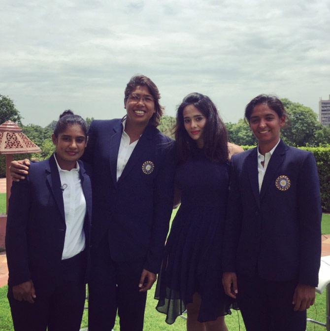 In picture: Mayanti Langer poses with the Indian women's cricket team players Mithali Raj, Jhulan Goswami and Harmanpreet Kaur