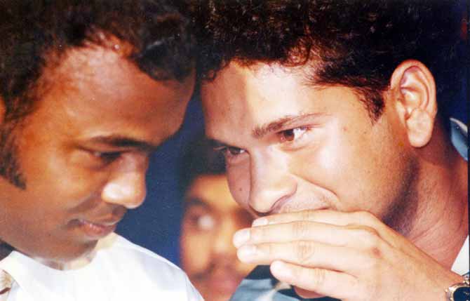 Vinod Kambli and Sachin Tendulkar caught in a candid moment. Wonder what they are giggling about?