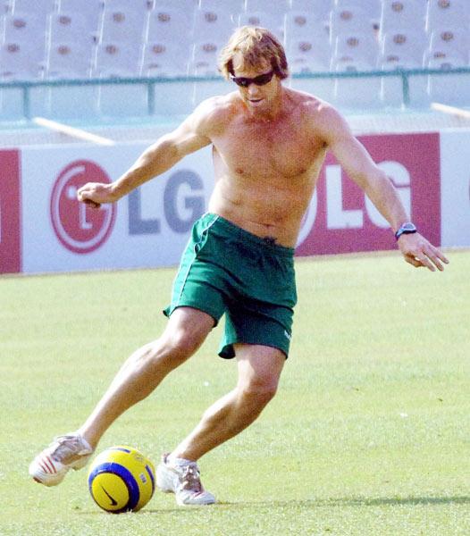 Jonty Rhodes: Unarguably one of the best fielders in cricket the world has seen, he was also selected as a hockey player for the Atlanta Olympics squad in 1996. However, due to an injury, he turned it down.