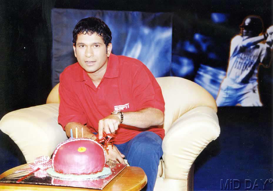 Sachin Tendulkar celebrates his birthday during a TV show