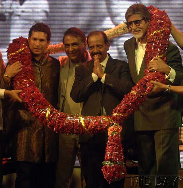 (L-R) Tendulkar with Sunil Gavaskar, Gundappa Vishwanath and Amitabh Bachchan