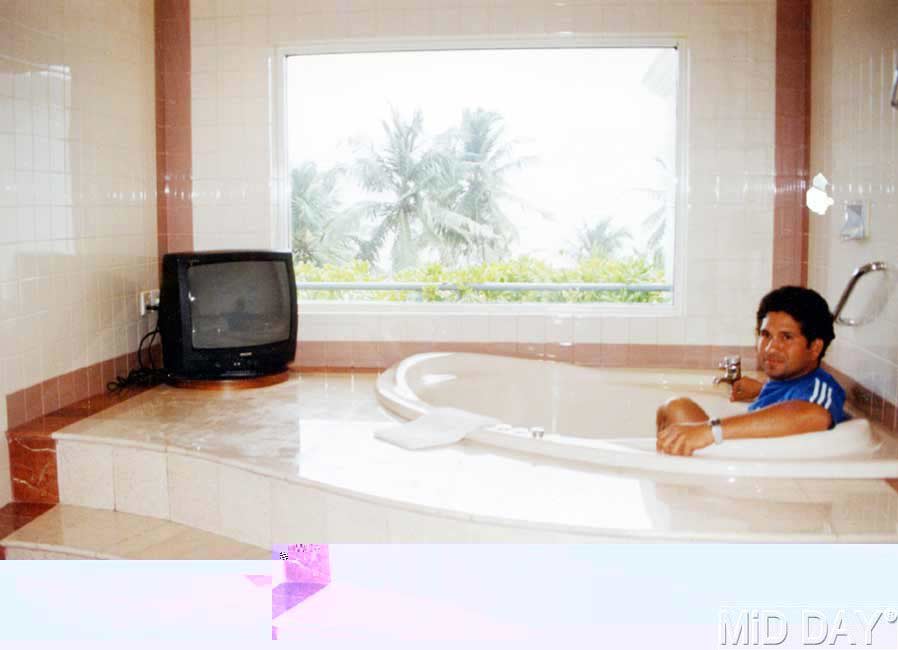 Sachin Tendulkar chilling in a bathtub