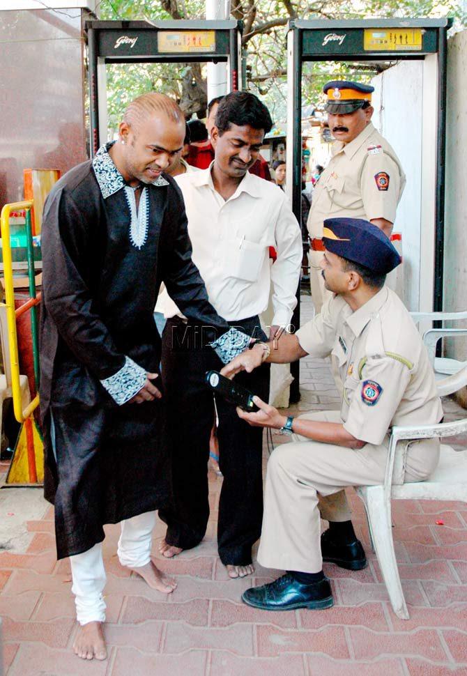 In picture: Vinod Kambli meets policemen during his visit to Siddhivinayak Temple