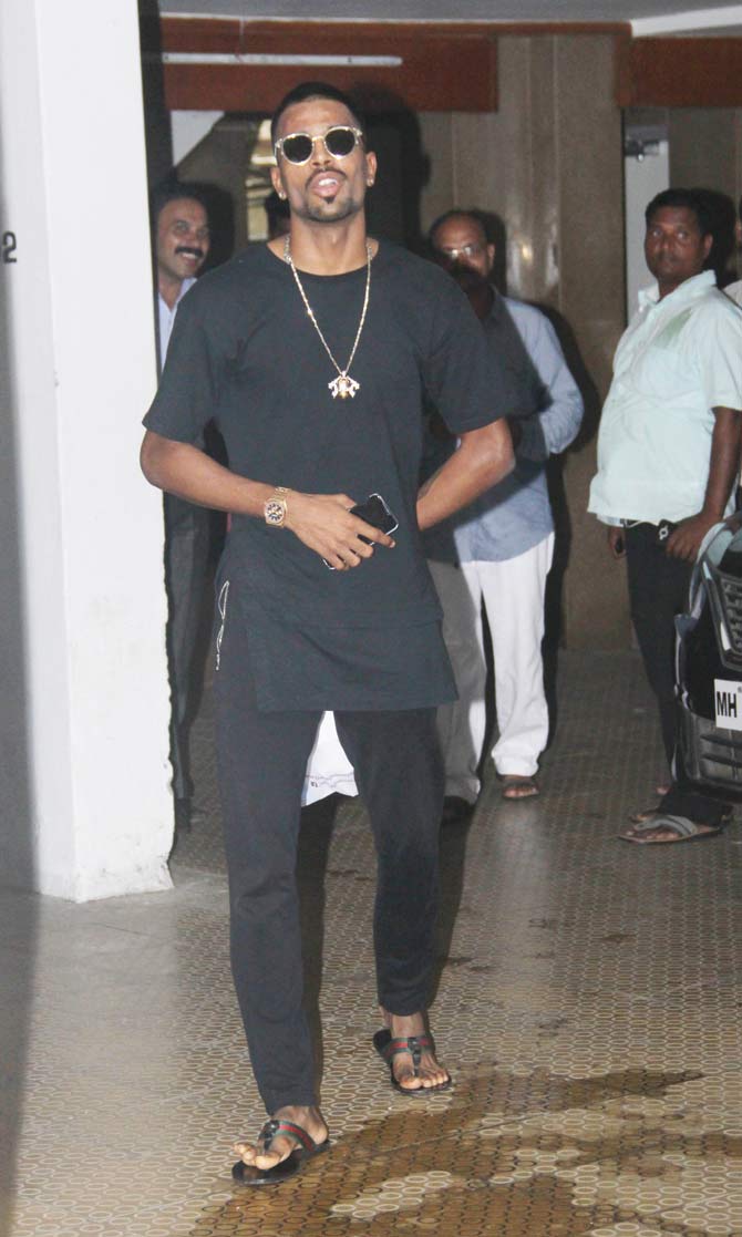 Indian all-rounder Hardik Pandya was spotted at a clinic in Bandra. He was spotted in casual attire with a chain hanging around his neck.  All pictures/Yogen Shah