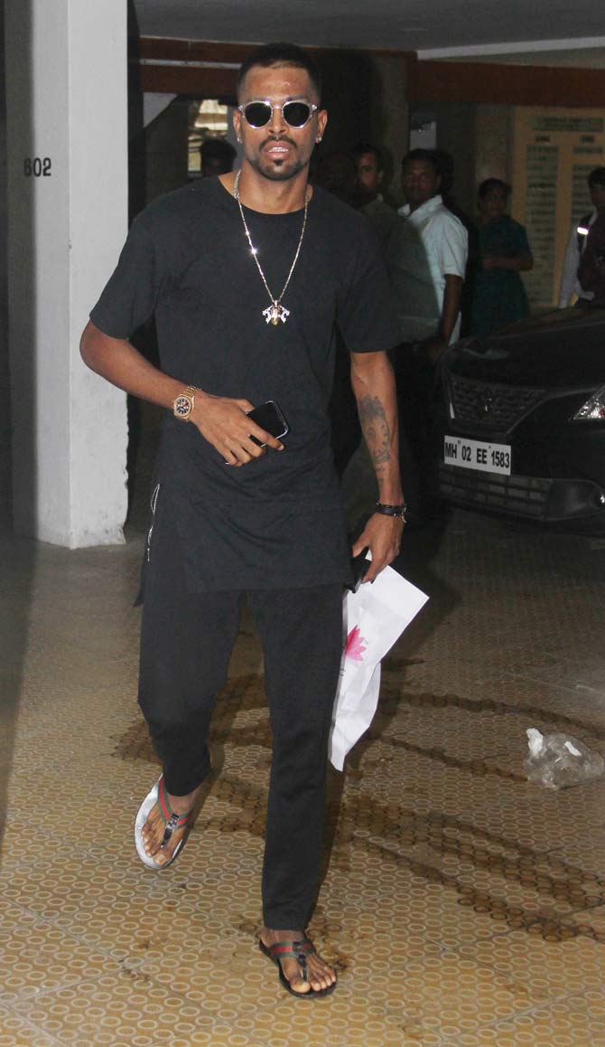Hardik Pandya was rumoured to be in a relationship with actress Ellie AvrRam. The actress never accepted their relationship status, neither is she comfortable getting clicked together. The duo has been spotted at hair salons, shooting locations and they often come to see-off each other at the airport