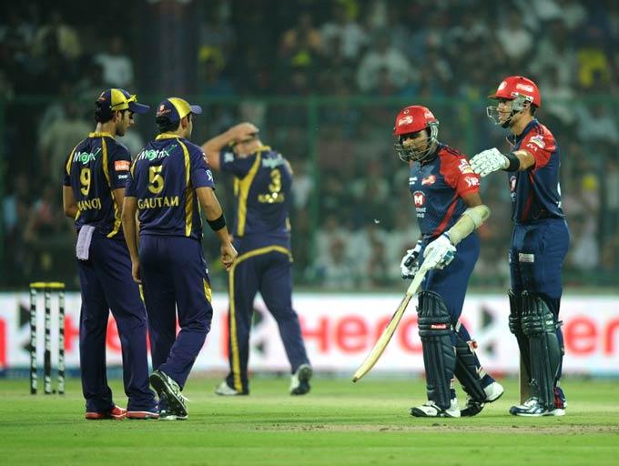 Delhi Daredevils batsman Mahela Jayawardene (2R) argues with Kolkata Knight Riders captain Gautam Gambhir (2L) during a match at the Feroz Shah Kotla stadium in New Delhi on May 7, 2012. Pic/ AFP