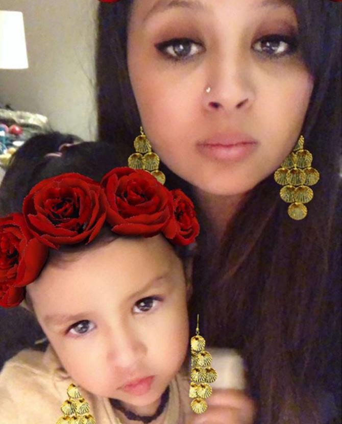 Sakshi Dhoni and Ziva in a perfect selfie - Like mother, like daughter!